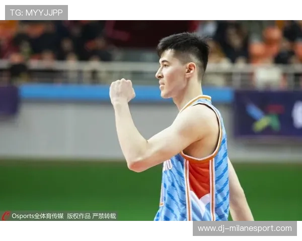 卡特训练照中展现专注状态